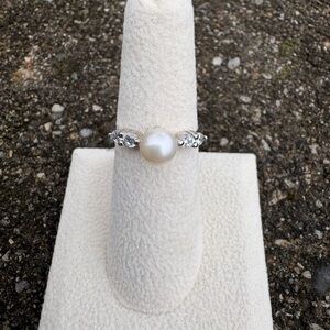 Vantel Pearls Ring. NWT. White pearl.        .925Silver